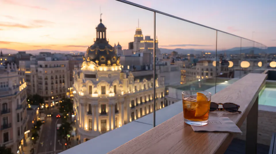 Cóctel en el Rooftop Lumen con la cúpula del Metrópolis al atardecer